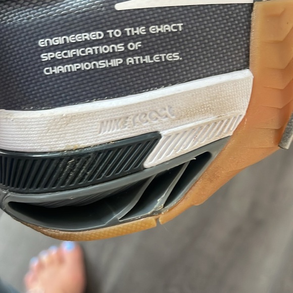 EUC kids Nike Metacon 8 sneakers. Size 4.5 - Picture 8 of 9